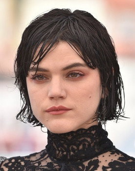 Soko as Manon