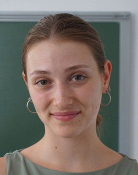 Serena Lotts as María