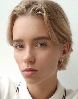 Lena Mantler as Alex