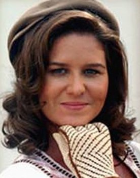 Fernanda Muniz as Clarita