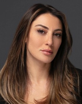 Merve Oflaz as Selen