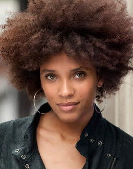 Stéfi Celma as Amina, prof de français