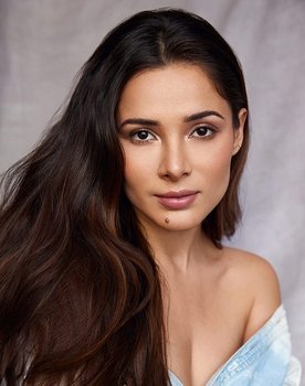 Josselyn Garciglia as Doctora