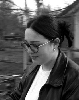 Maevane Bonnaud as La jeune femme