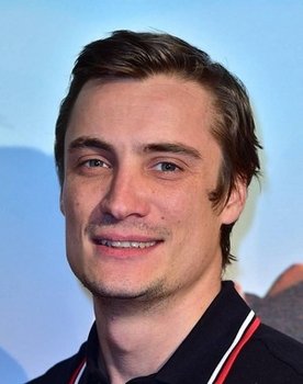 Pierre Lottin as Jonas