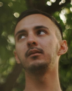 Luis Ahumada as "La muñeca"