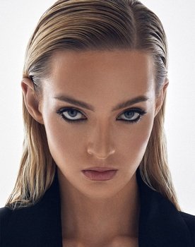 Anna Titova as Алиса