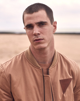 Marc Prats as Víctor