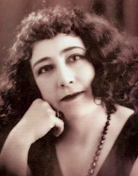 Emma Roldán as 