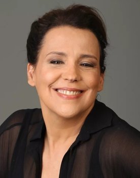 Ana Beatriz Nogueira as Marta