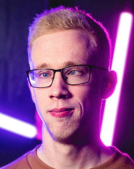 Jørgen Konradsen as Editor Simen