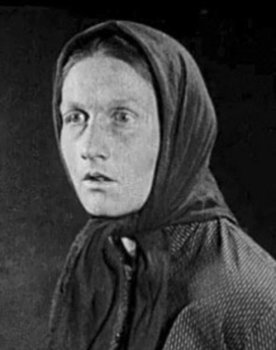 Ursula Krug as Loparka (uncredited)