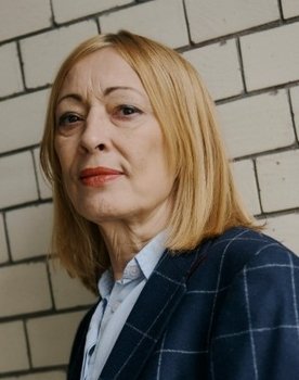 Gudrun Gut as 