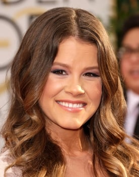 Sosie Bacon as Cassie