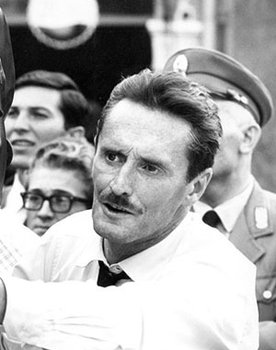 Pietro Germi as Tembien