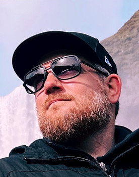 Simon Buckmaster as Self