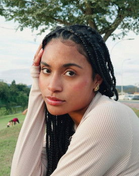 Izabella de Oliveira as Cliente 2