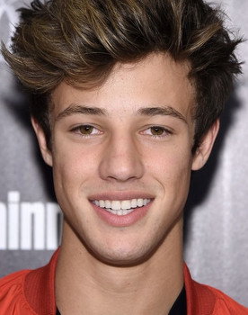 Cameron Dallas as Frankie Payton
