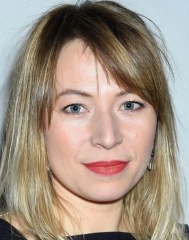 Frida Hallgren as Lottie Friman