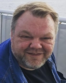 Jakob Skytte as Feel Good Band (bas)