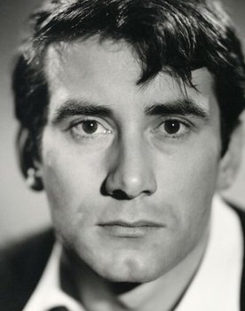 Keith Baxter as Professeur Hoesler
