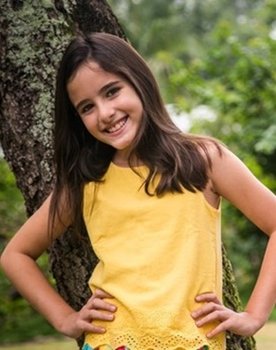 Lara Cariello as Adriana (1ª Fase)