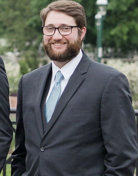 Ethan McAtee as Restaurantgoer