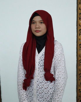 Amrina Rosyada as Perempuan desa