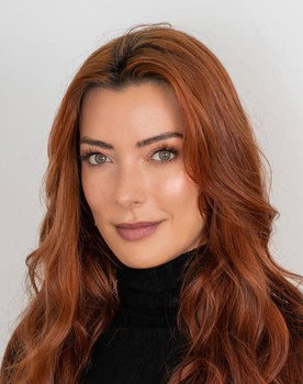 Norma Nivia as Valeria