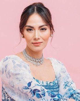 Bianca Manalo as Daniella Fabella dela Bamba