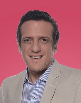 Mauro Szeta as Periodista