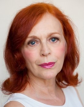 Iris Karina as J.F. Salingers Mutter