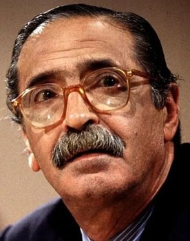 Julio César Strassera as 