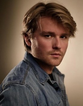 Lucas Harmon as Jamie Davenport