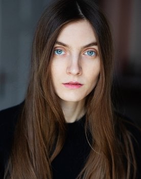 Sophie Bogdan as Drug Dealer