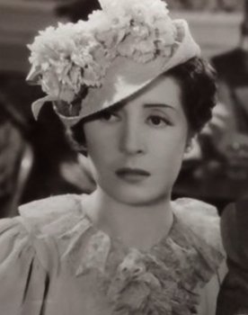 Sabina Olmos as Elvira