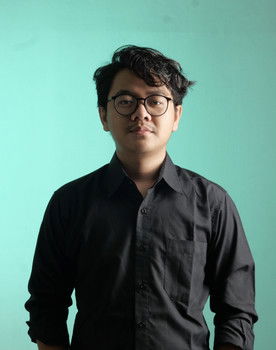 Deris Muhamad as Mbah Dukun