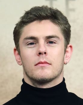 Patrick Criado as Efraín