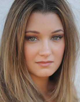 Valentina de Angelis as Carmen