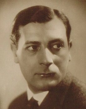 John Mylong as Biller, gegnerischer Mittelstürmer