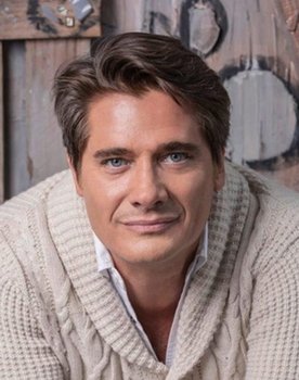 Guillermo Andino as Locutor de T.V.