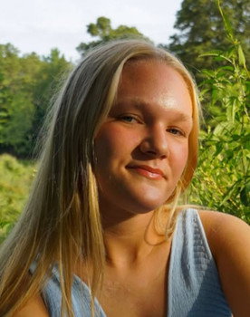 Lea Wassom as Tracey