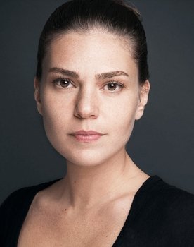 Aslı Enver as Özlem Albayrak