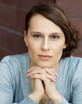 Tabea Bettin as Vanessa