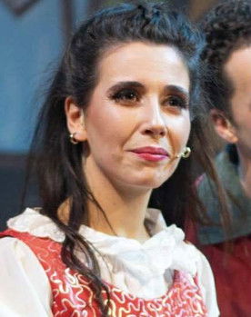 Caitlin King as Siobhan Grant/Reporter