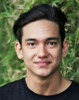 Adipati Dolken as Keenan