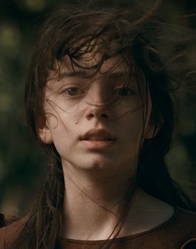 Lidya Akkuş as Defne