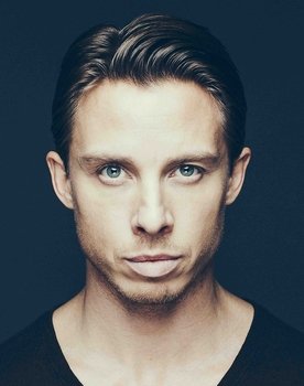 Johannes Lassen as Julian