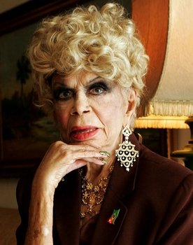 Dercy Gonçalves as Agripina