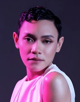 Esnyr Ranollo as Fiona